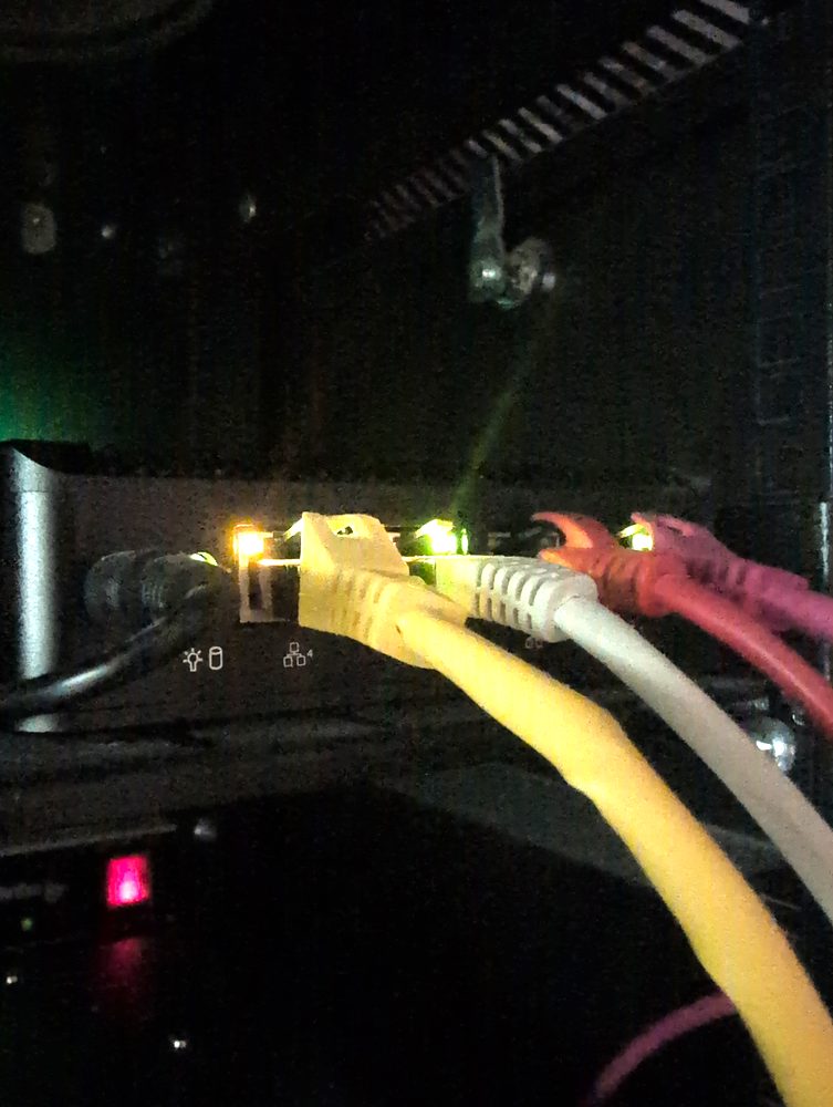 Netzwerk-Patchkabel am Switch vor meiner OPNsense-Firewall