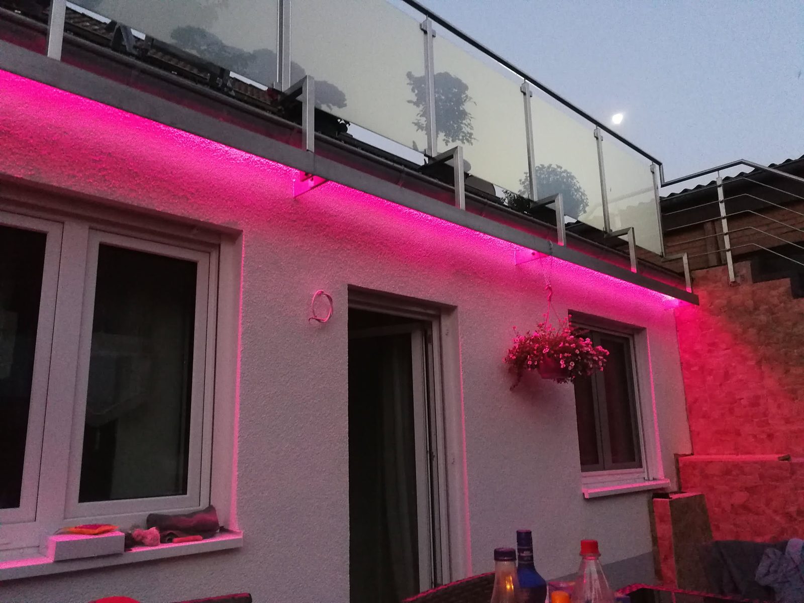 WLED-Streifen als Außenbeleuchtung unter dem Balkon auf der Terrasse, pink beleuchtet