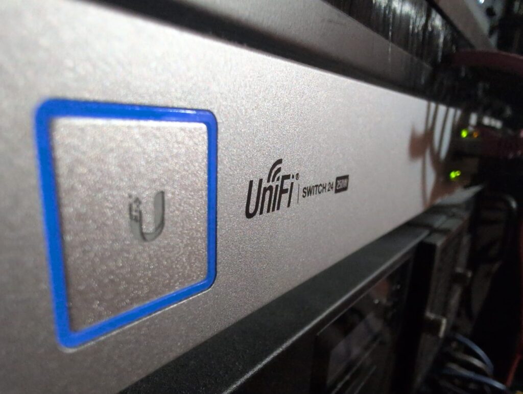 Nahaufnahme meines UniFi Switch 24 PoE im Rack