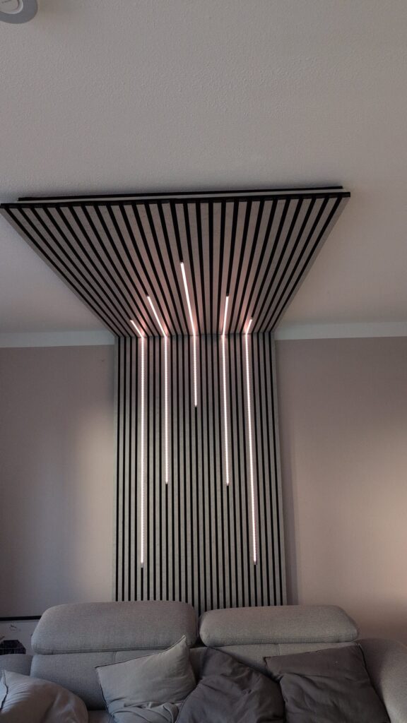 WS2811-LED-Streifen mit WLED in Akustikpaneelen an Decke und Wand im Wohnzimmer