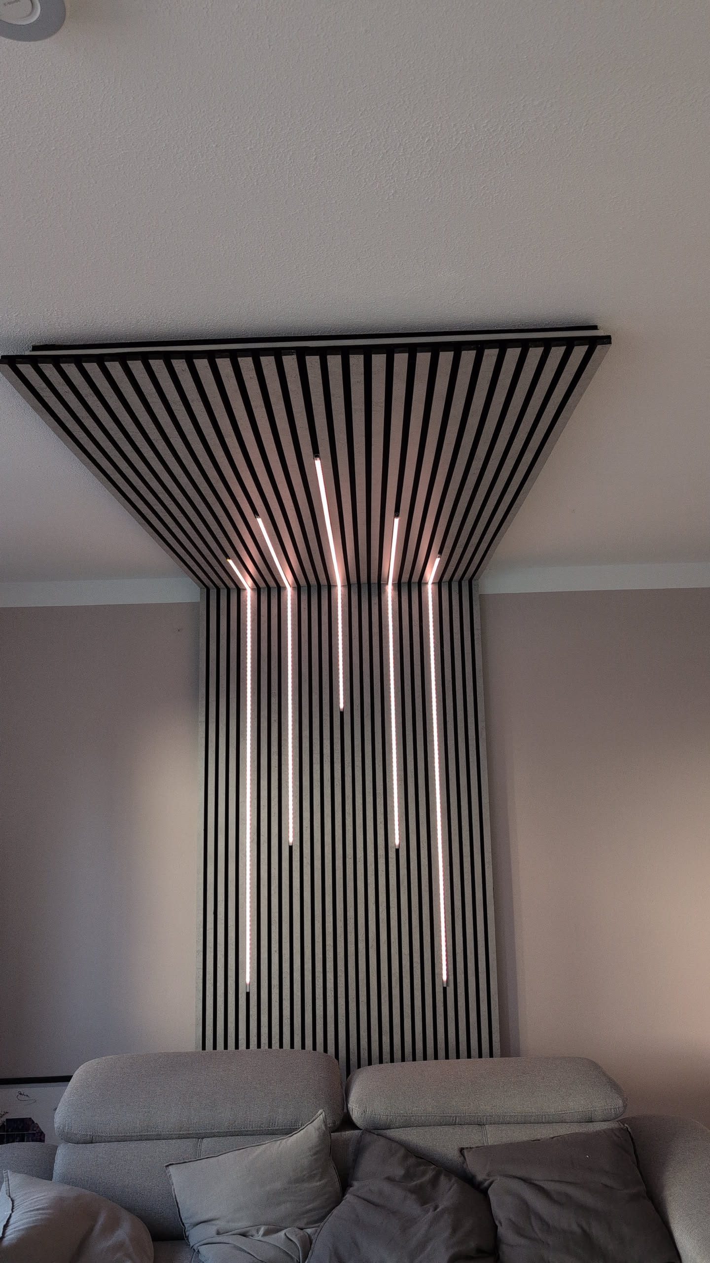 WS2811-LED-Streifen mit WLED in Akustikpaneelen an Decke und Wand im Wohnzimmer