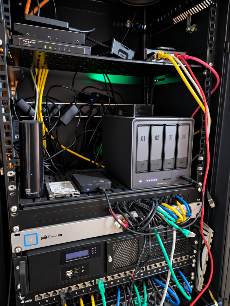 Mein Homelab mit Ugreen NAS, UniFi-Switch und Netzwerkverkabelung