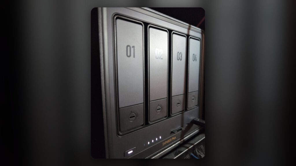 Mein Ugreen NASync DXP4800 Plus mit vier Laufwerksschächten im Technikschrank